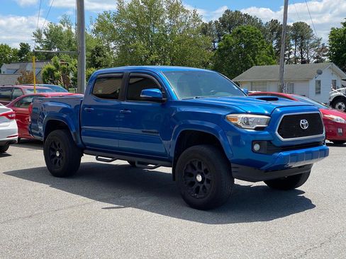 Used 2017 Toyota Tacoma TRD Sport w/ Tow Package (A/T) AWD/4WD image 6