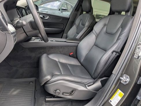 Used 2019 Volvo XC60 T5 Momentum w/ Multimedia Package image 5