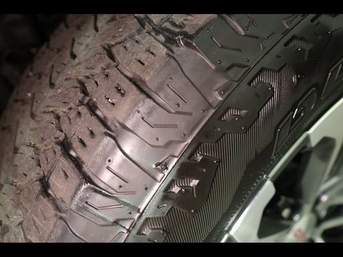 Used 2023 GMC Canyon Denali image 12