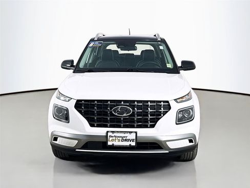 Used 2023 Hyundai Venue Limited w/ Cargo Package FWD image 4
