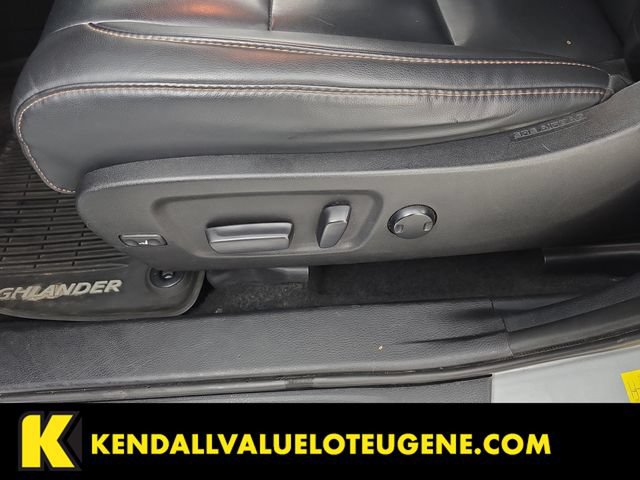 Used 2019 Toyota Highlander XLE w/ Protection Package #3 AWD/4WD image 25