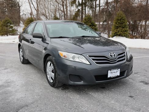 Used 2010 Toyota Camry LE image 1