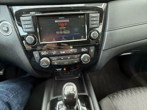 Used 2018 Nissan Rogue SV image 24