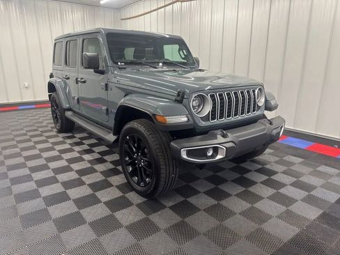 Used 2025 Jeep Wrangler Unlimited Sahara image 2