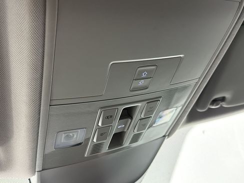 Used 2025 Volkswagen Taos SE w/ Panoramic Sunroof Package FWD image 31