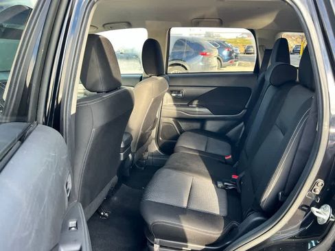 Used 2018 Mitsubishi Outlander SE image 16