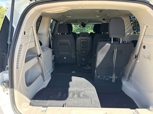Used 2021 Chrysler Pacifica Touring w/ Uconnect Theater Family Group FWD image 11