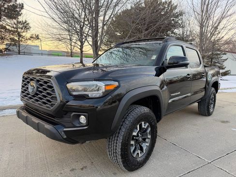 Used 2021 Toyota Tacoma TRD Off-Road w/ TRD Premium Off Road Package AWD/4WD image 3