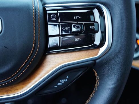 Used 2024 Jeep Grand Wagoneer Series III image 41