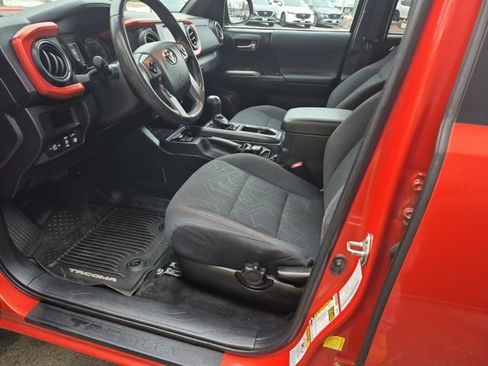 Used 2017 Toyota Tacoma TRD Sport image 14