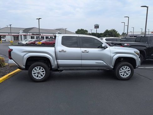 Used 2025 Toyota Tacoma SR5 AWD/4WD image 8