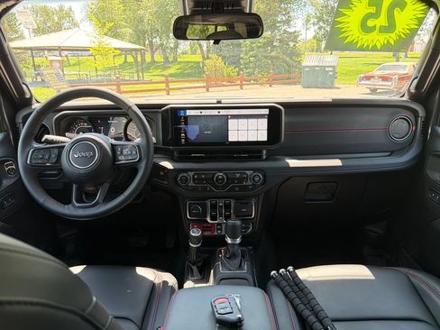 Used 2025 Jeep Gladiator Rubicon w/ Convenience Group AWD/4WD image 16