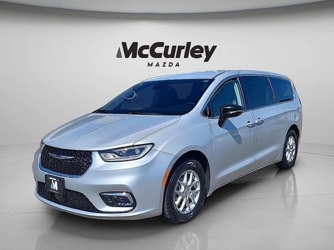 Used 2024 Chrysler Pacifica Touring-L FWD image 3