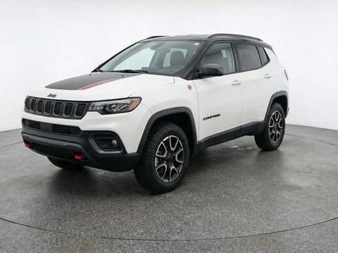 Used 2025 Jeep Compass Trailhawk image 3