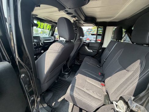 Used 2018 Jeep Wrangler Unlimited Sahara w/ Dual Top Group AWD/4WD image 10