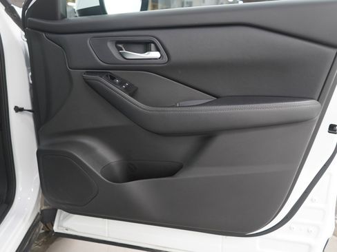 Used 2024 Nissan Rogue SV image 9