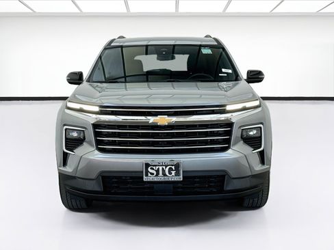 Used 2025 Chevrolet Traverse LT FWD image 2