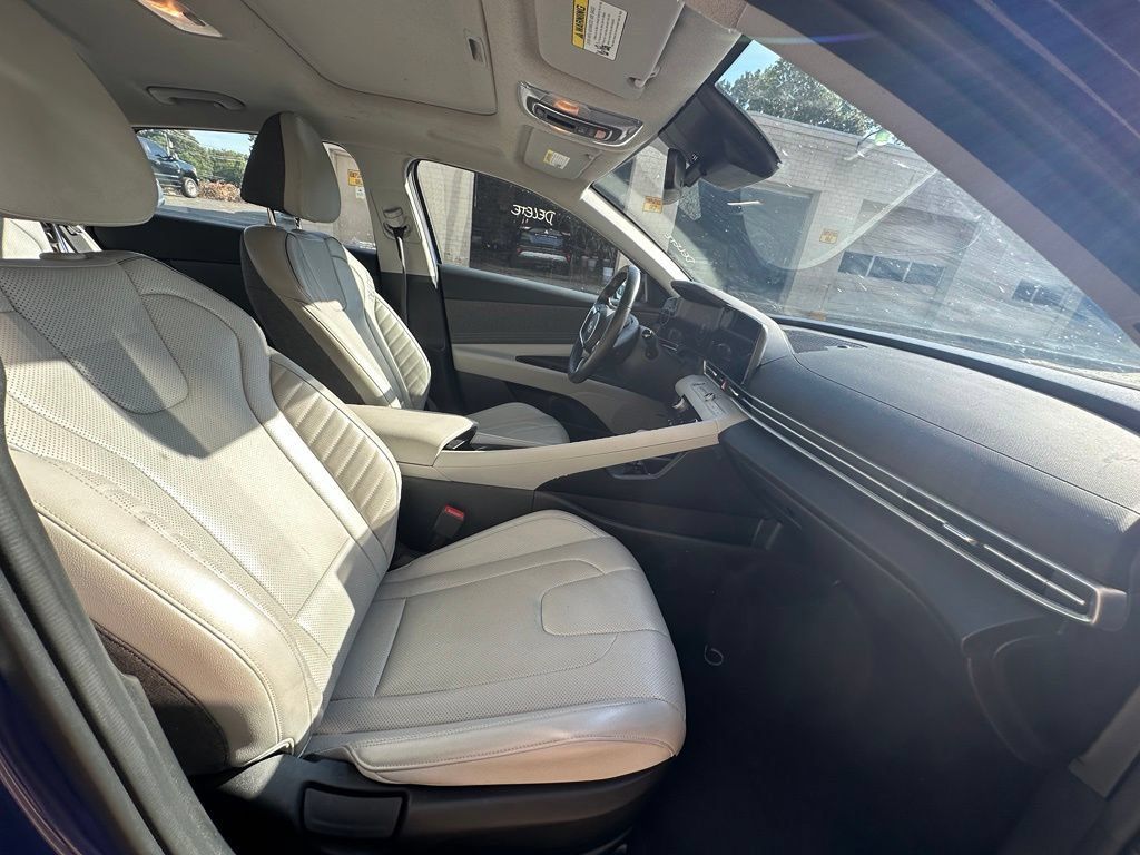 Used 2025 Hyundai Elantra Limited FWD image 4