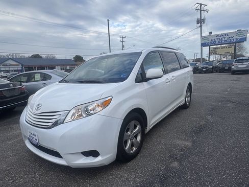 Used 2015 Toyota Sienna LE image 2