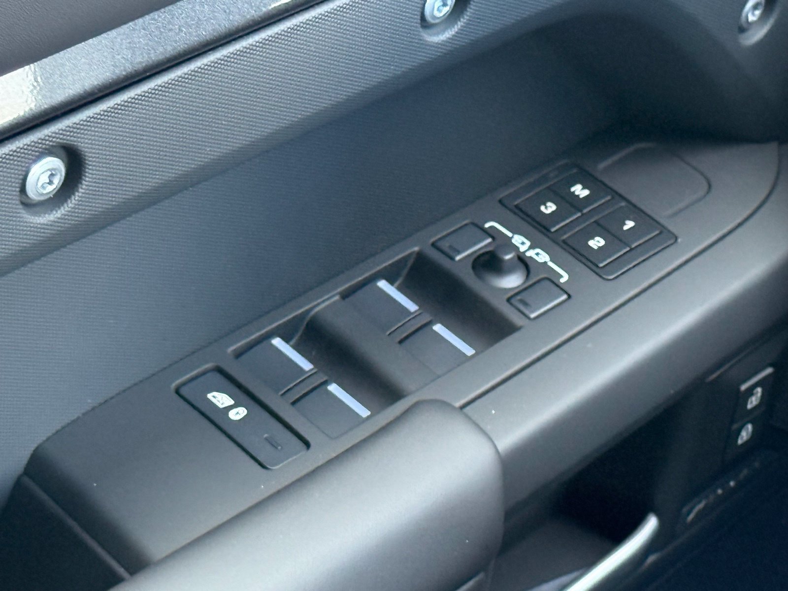 New 2025 Land Rover Defender 110 X-Dynamic SE AWD/4WD image 38