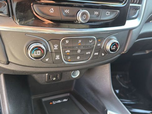 Used 2022 Chevrolet Traverse LT FWD image 26