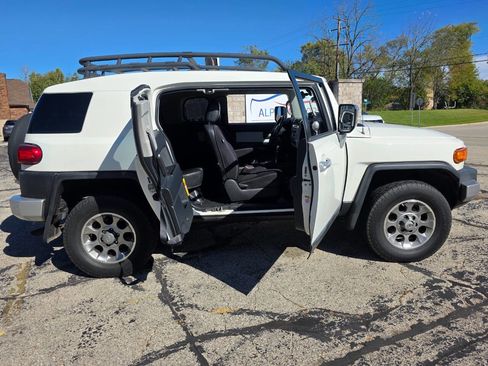 Used 2013 Toyota FJ Cruiser 4WD image 8
