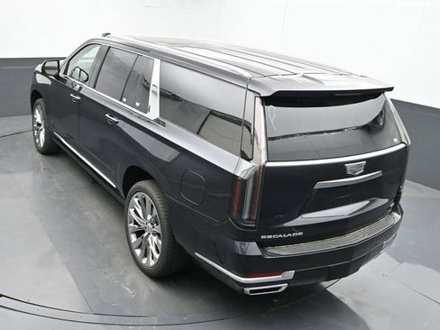 New 2026 Cadillac Escalade ESV Luxury w/ LPO, Radiant Package AWD/4WD image 39