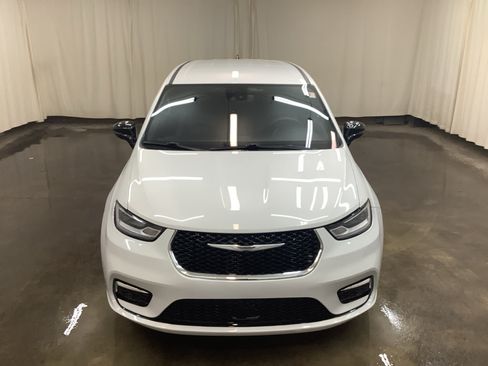 Used 2025 Chrysler Pacifica Select FWD image 2