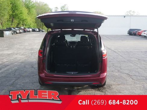 Used 2023 Chrysler Pacifica Limited w/ Uconnect Theater Family Group FWD image 17