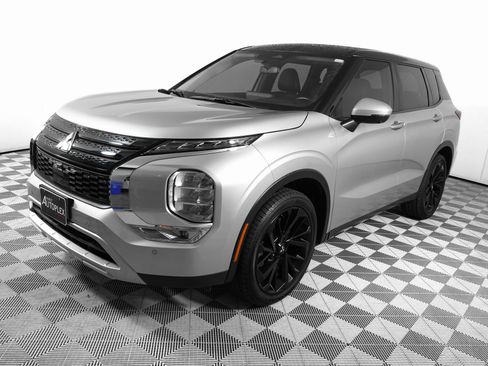 Used 2023 Mitsubishi Outlander SE image 8