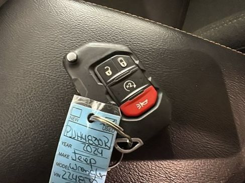 Used 2024 Jeep Wrangler Unlimited Sahara AWD/4WD image 19
