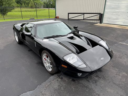 Used 2005 Ford GT RWD image 16