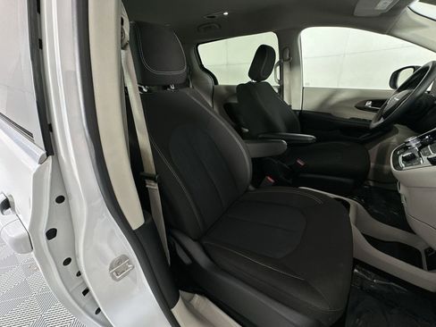 Used 2023 Chrysler Voyager LX FWD image 27