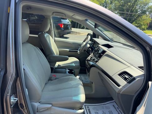 Used 2011 Toyota Sienna LE FWD image 21