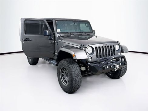 Used 2018 Jeep Wrangler Unlimited Sahara AWD/4WD image 11