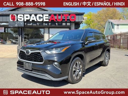 Used 2021 Toyota Highlander XLE AWD/4WD image 1