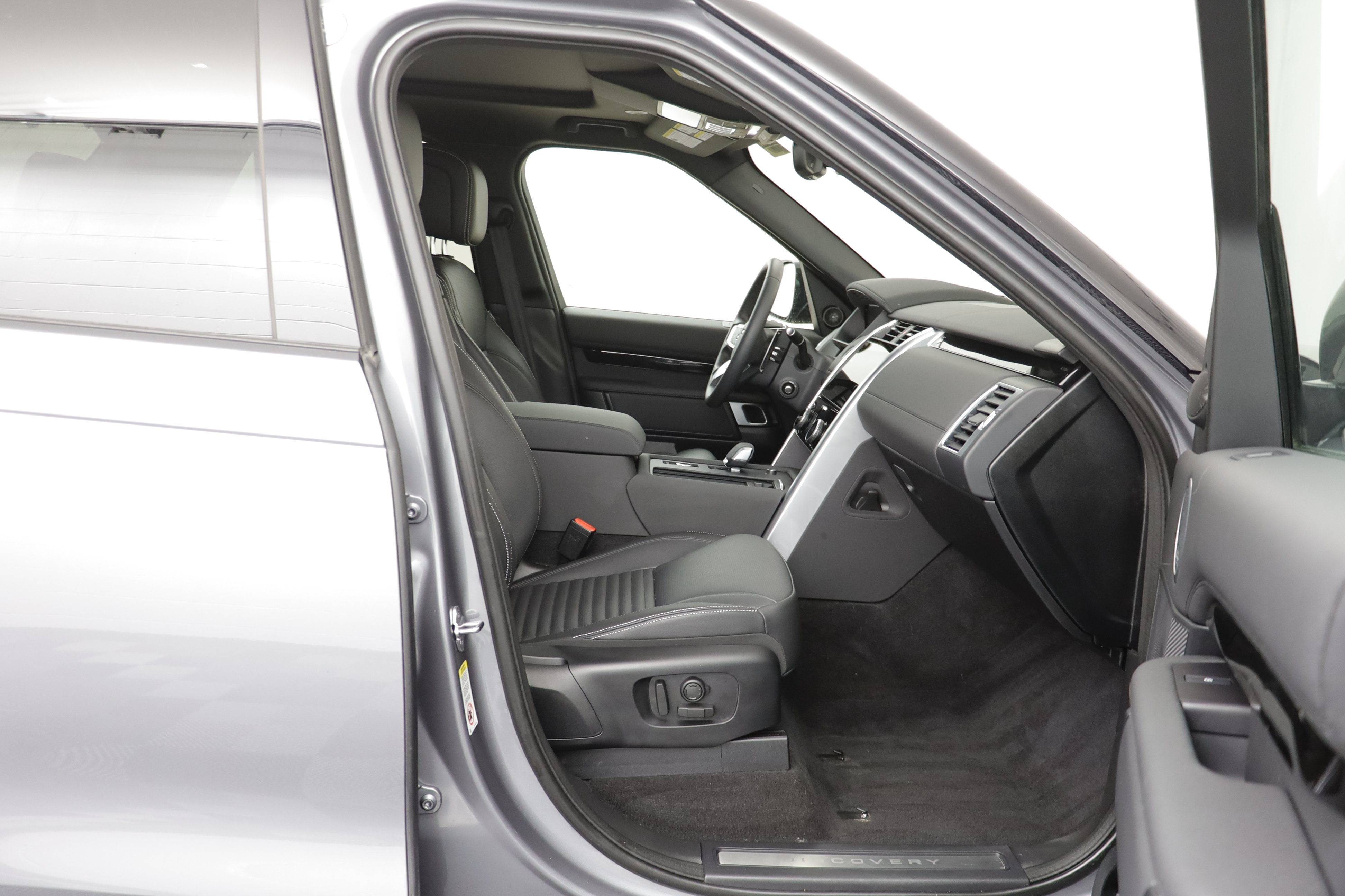 Used 2025 Land Rover Discovery S AWD/4WD image 19