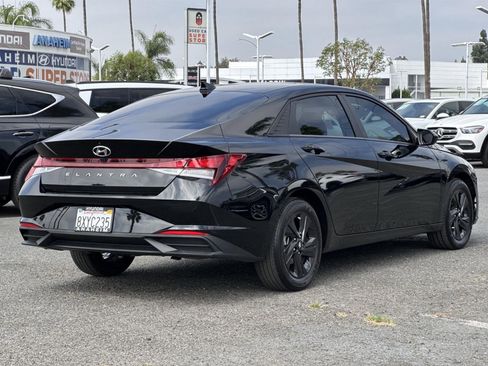 Used 2022 Hyundai Elantra SEL w/ Cargo Package image 3