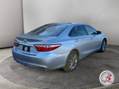 Used 2017 Toyota Camry SE w/ Moonroof Package FWD image 4