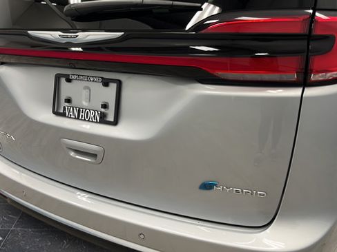Used 2023 Chrysler Pacifica Pinnacle FWD image 40