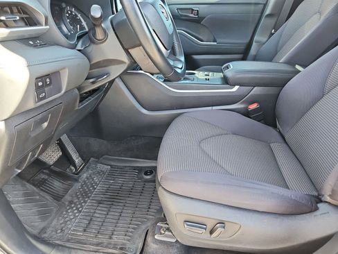 Used 2023 Toyota Highlander LE image 16