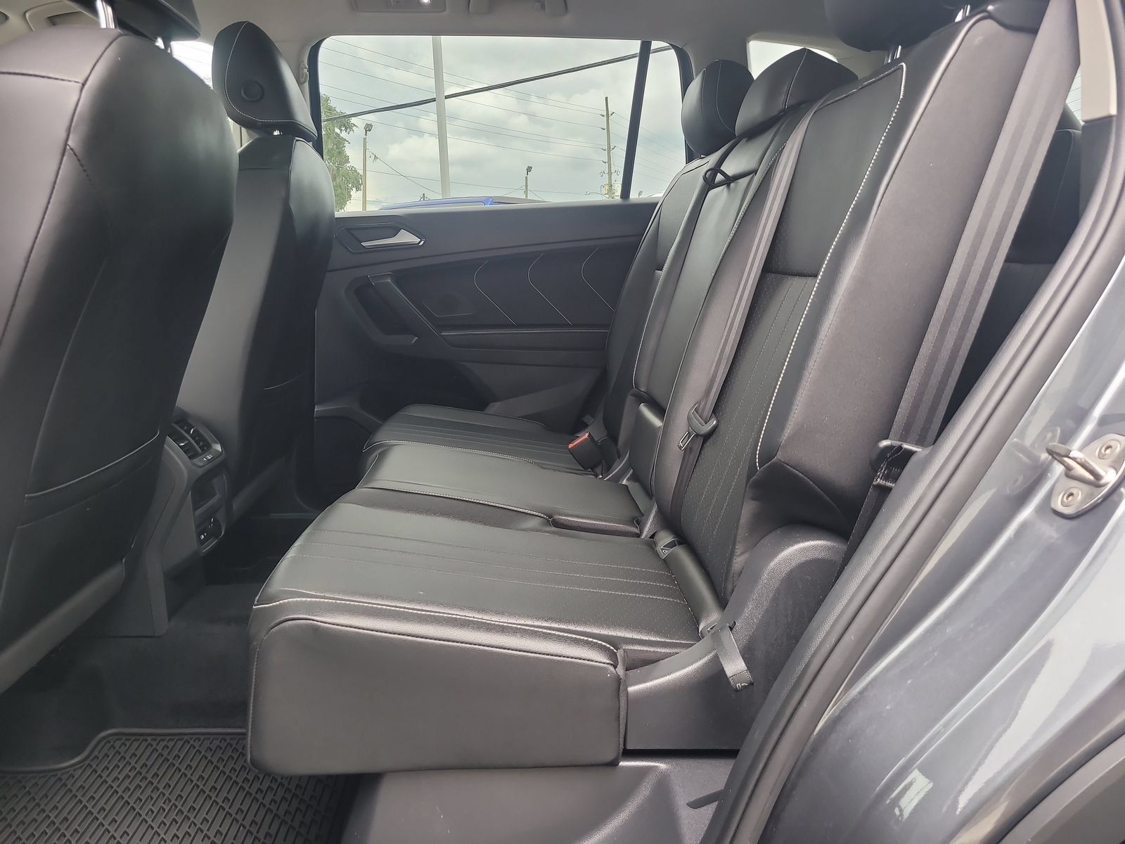 Used 2022 Volkswagen Tiguan SE w/ Panoramic Sunroof Package FWD image 9