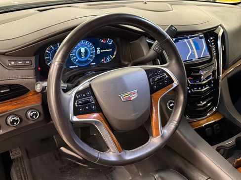 Used 2017 Cadillac Escalade Luxury AWD/4WD image 4
