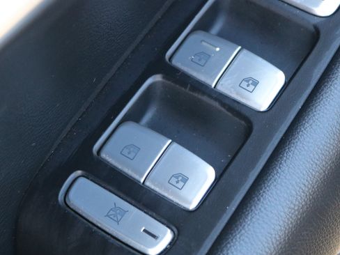 Used 2022 Genesis G70 2.0T image 10