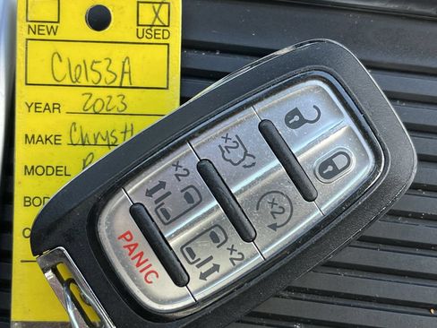 Used 2023 Chrysler Pacifica Limited FWD image 21
