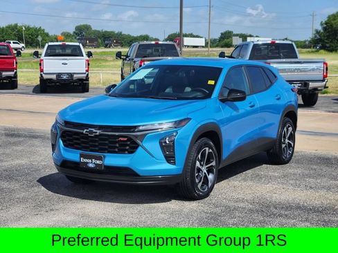 Used 2025 Chevrolet Trax RS w/ Sunroof Package FWD image 3