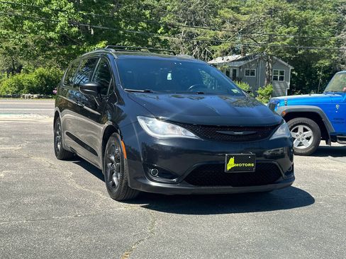 Used 2019 Chrysler Pacifica Touring-L w/ S Appearance Package FWD image 2