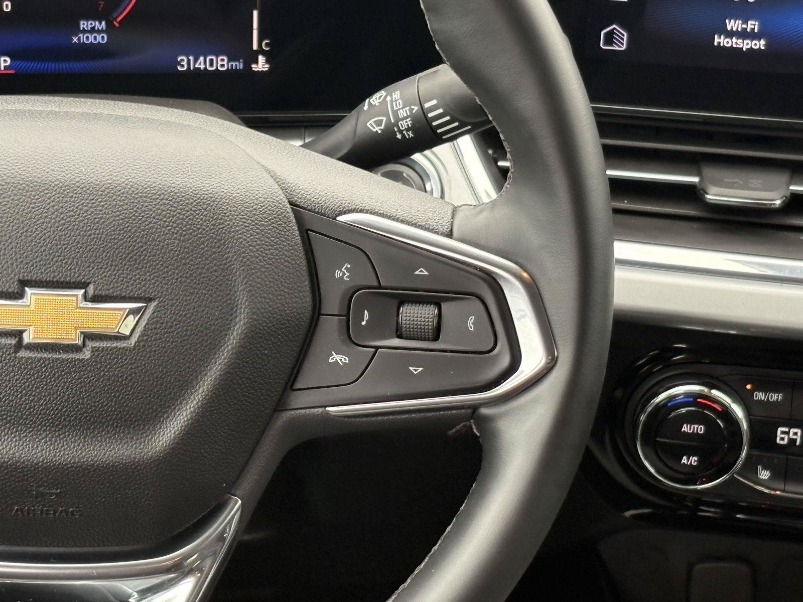 Used 2025 Chevrolet Trax LT w/ LT Convenience Package FWD image 11