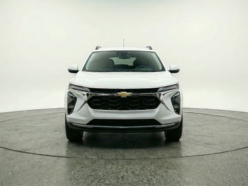 Used 2025 Chevrolet Trax LT w/ LT Convenience Package FWD image 2