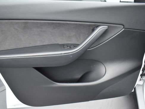 Used 2022 Tesla Model Y Long Range AWD/4WD image 9